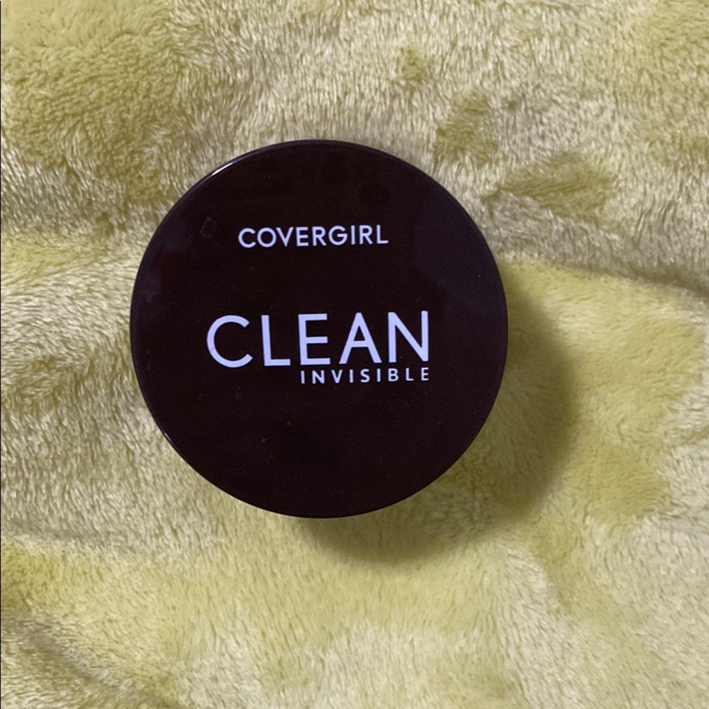 COVERGIRL Clean Invisible Compact in Black